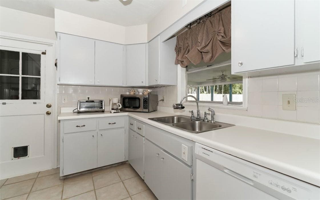 Single Family Residence at 2141 SUNNYSIDE LN, SARASOTA, photo 8 of 18