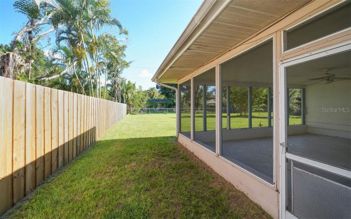 Single Family Residence at 2141 SUNNYSIDE LN, SARASOTA, photo 14 of 18