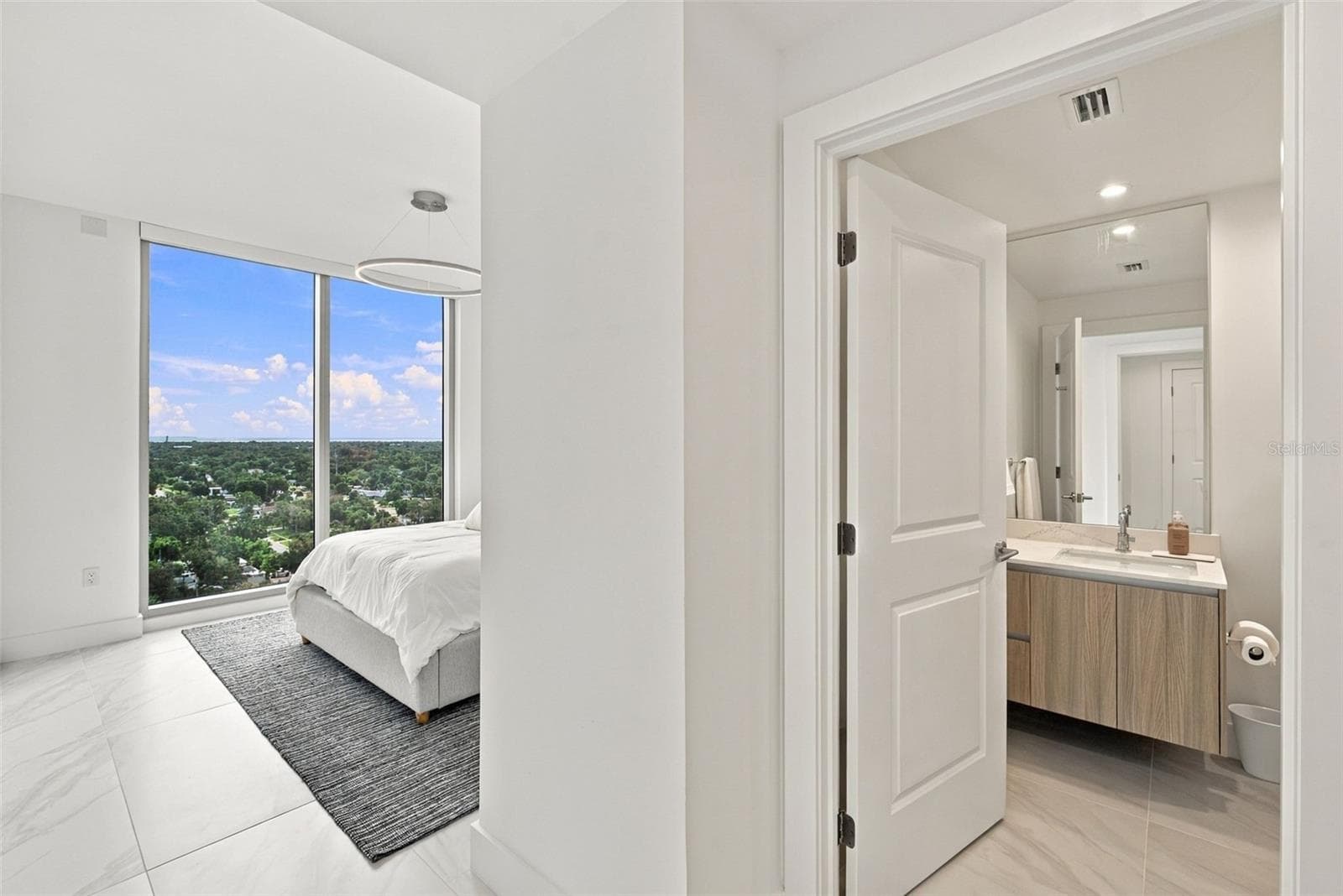 Second en suite bedroom; east facing - 5713 BOWEN DANIEL DR #1504, TAMPA
