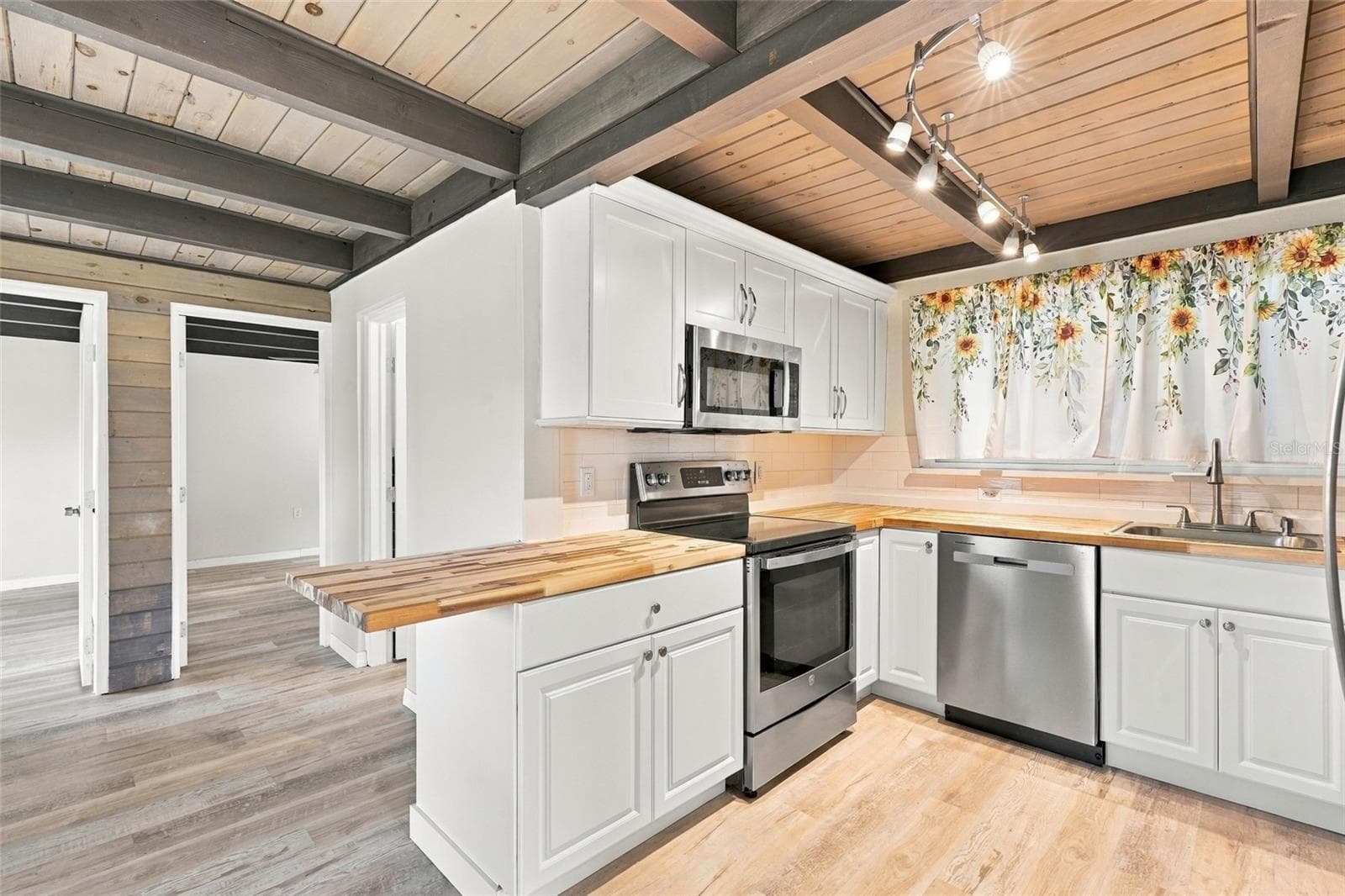 Single Family Residence at 1305 ROCKY CREEK LN, ENGLEWOOD, photo 6 of 22