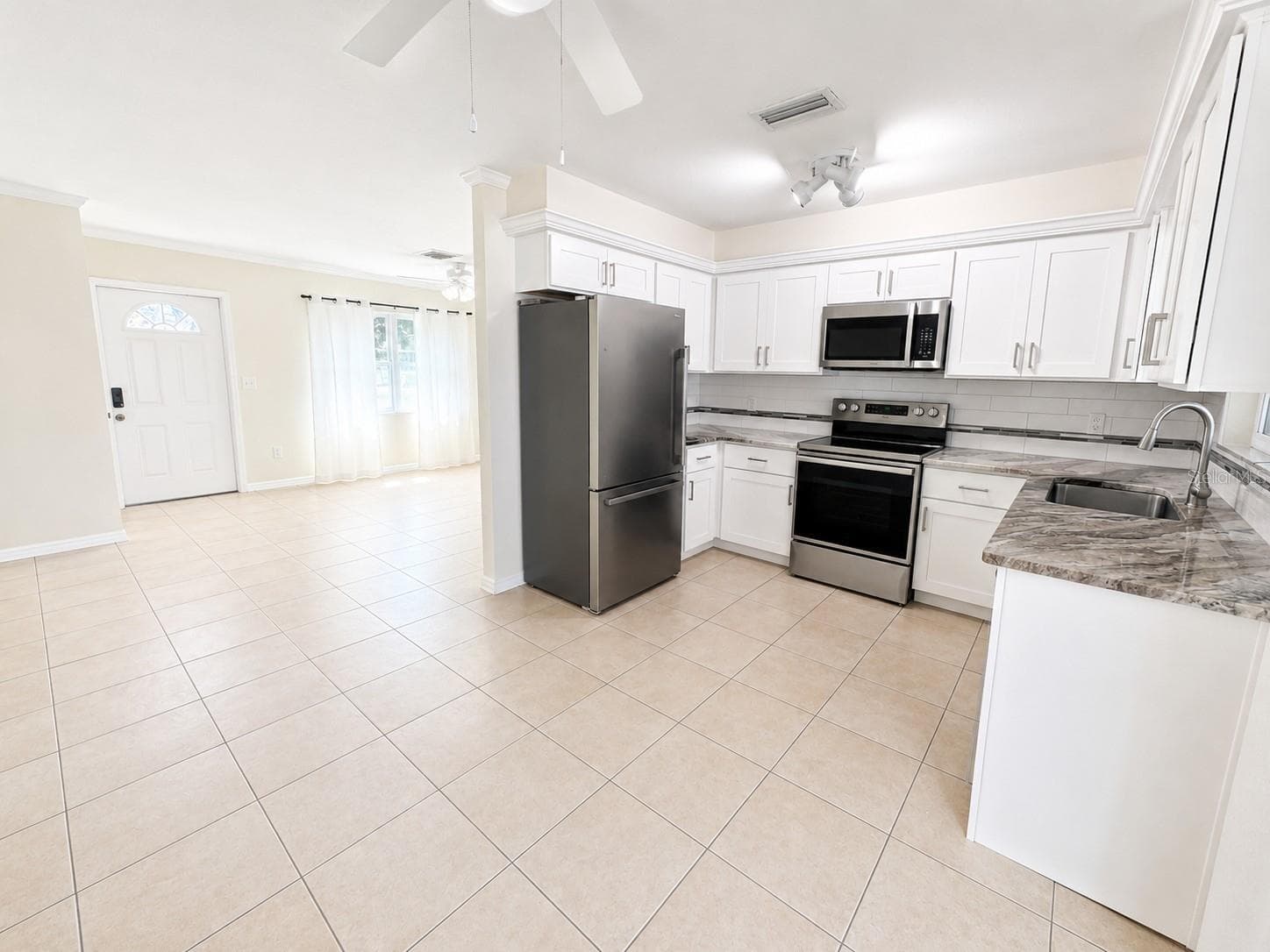Single Family Residence at 1019 HOPE ST, VENICE, photo 12 of 45