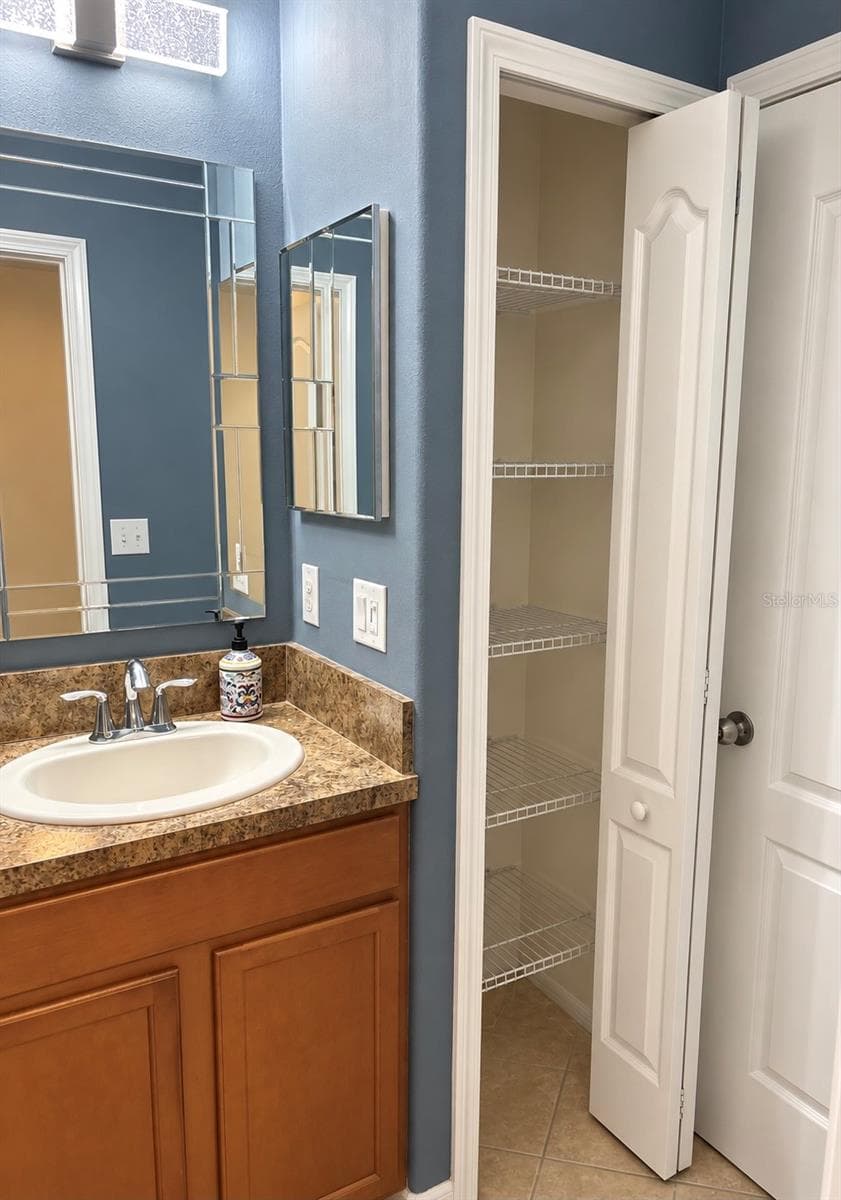 Master linen closet - 9412 TRUMPET VINE LOOP, TRINITY