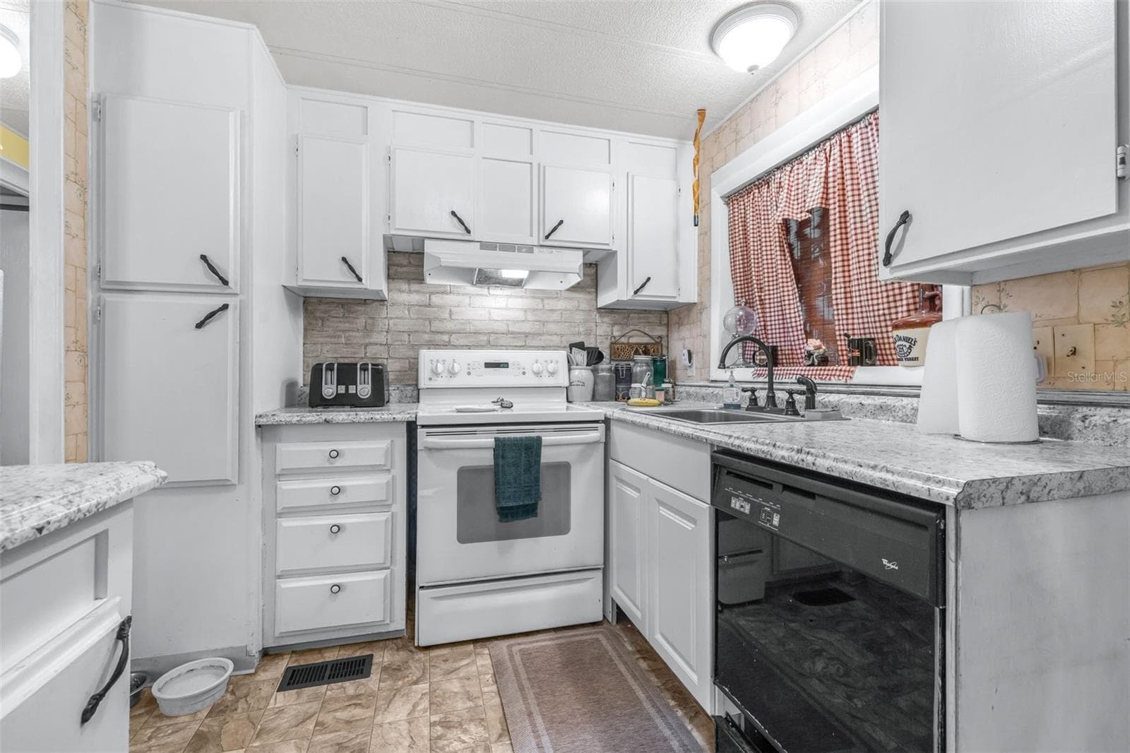 Manufactured Home at 8 WOODLAND CIR, HAINES CITY, photo 12 of 35