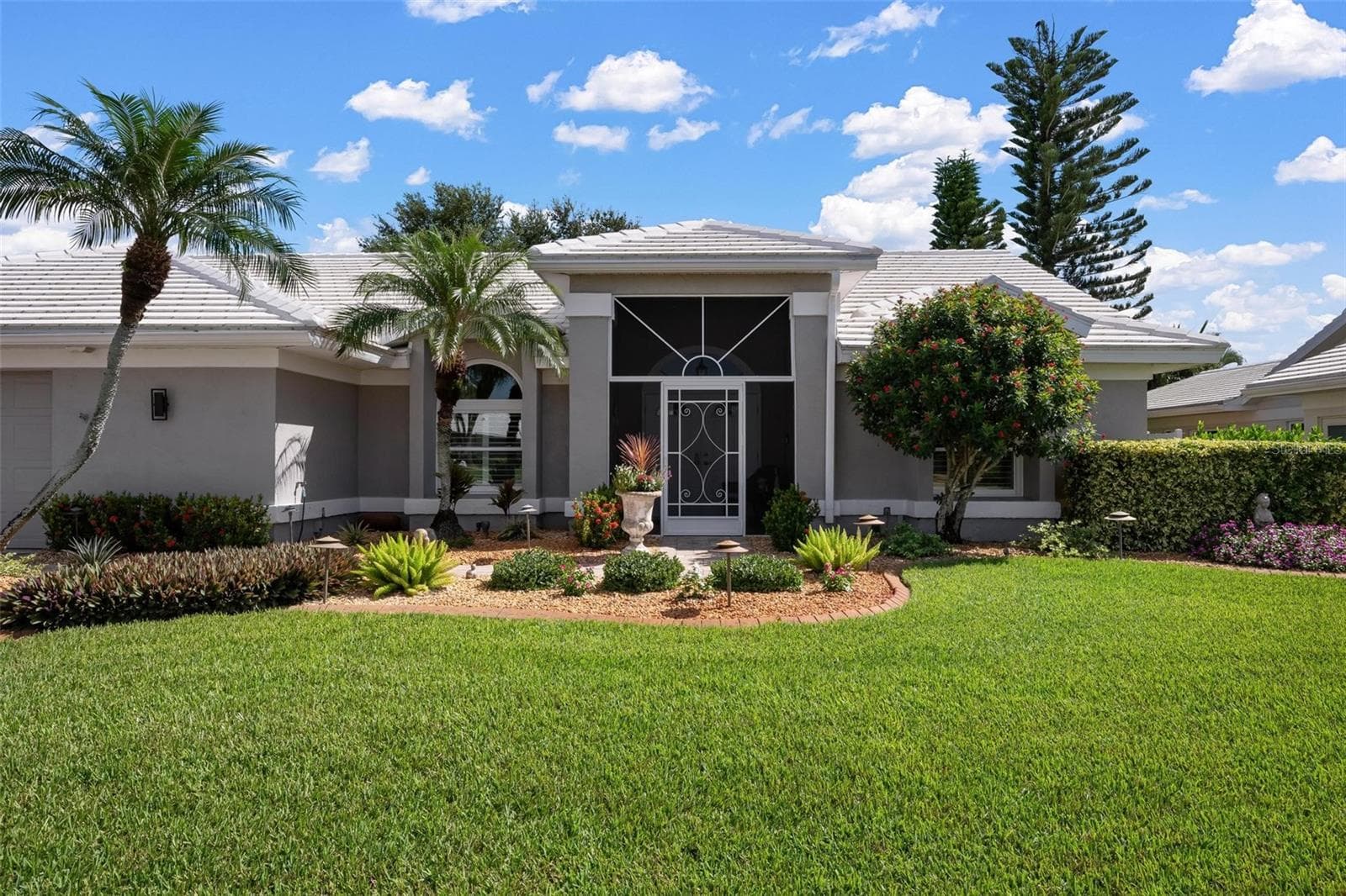 Exterior - Front - 512 WARWICK DR, VENICE