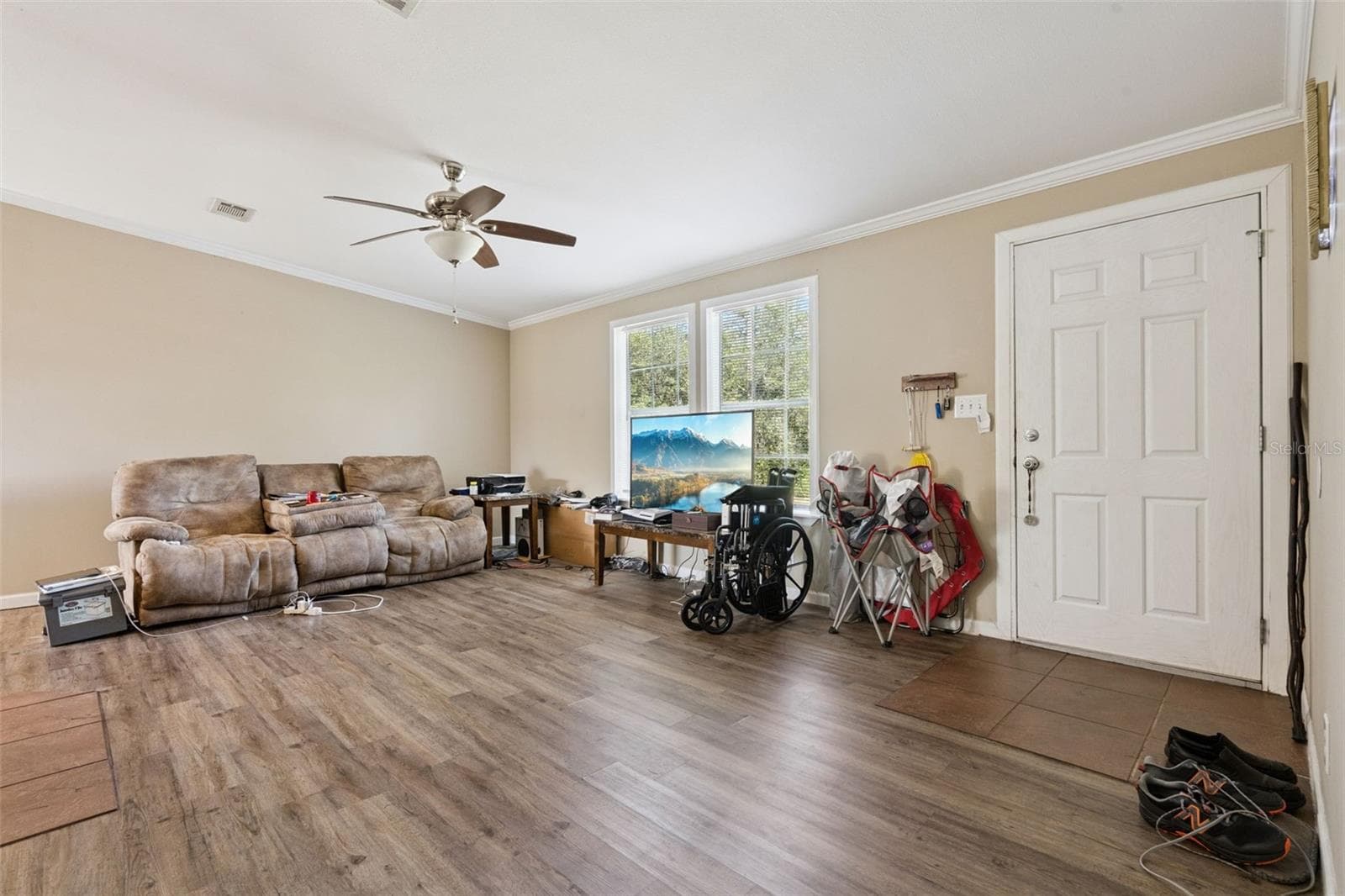 Spacious Great Room features vaulted ceilings - 2478 BUCK BOARD TRL, LAKE WALES