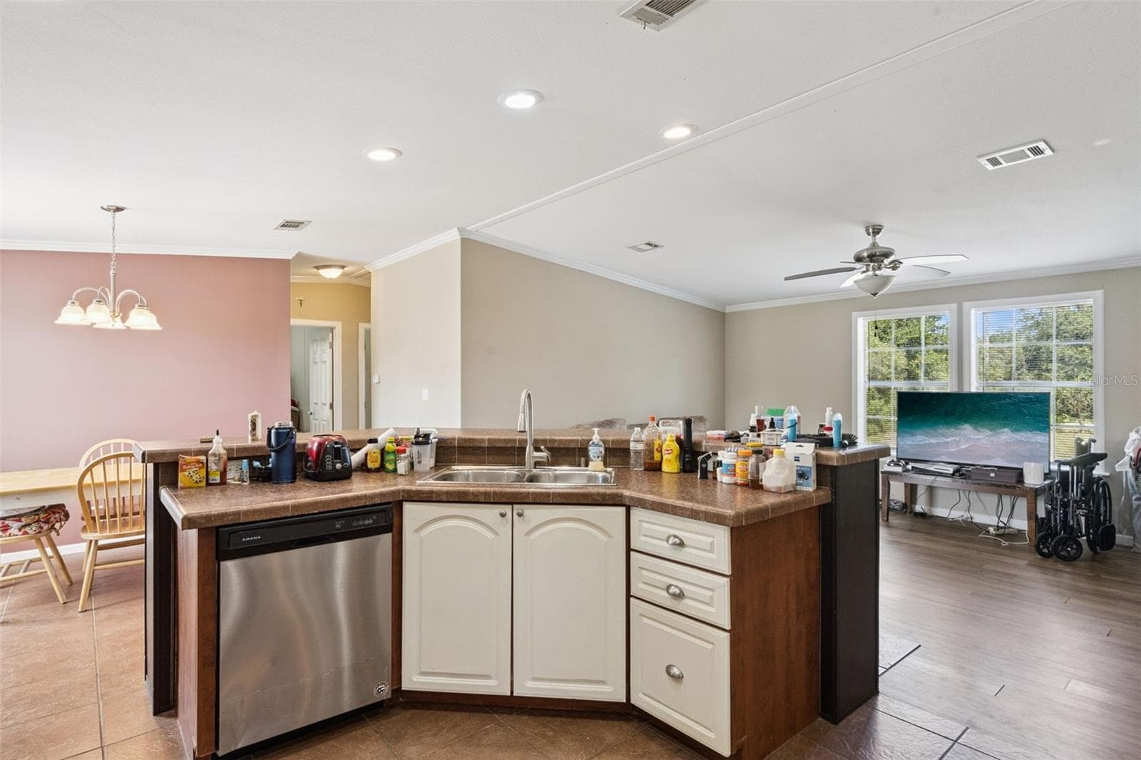 Large center island with stainless steel sink and gooseneck faucet - 2478 BUCK BOARD TRL, LAKE WALES