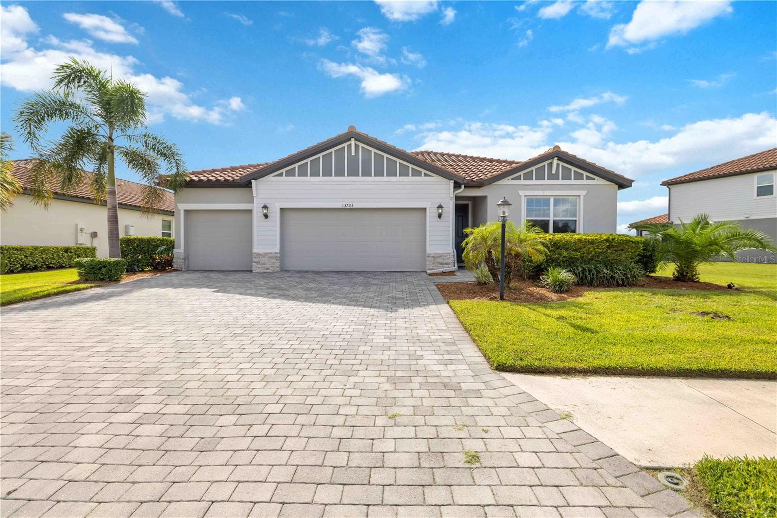 Single Family Residence at 13723 GREEN HAMMOCK PL, LAKEWOOD RANCH, photo 2 of 59