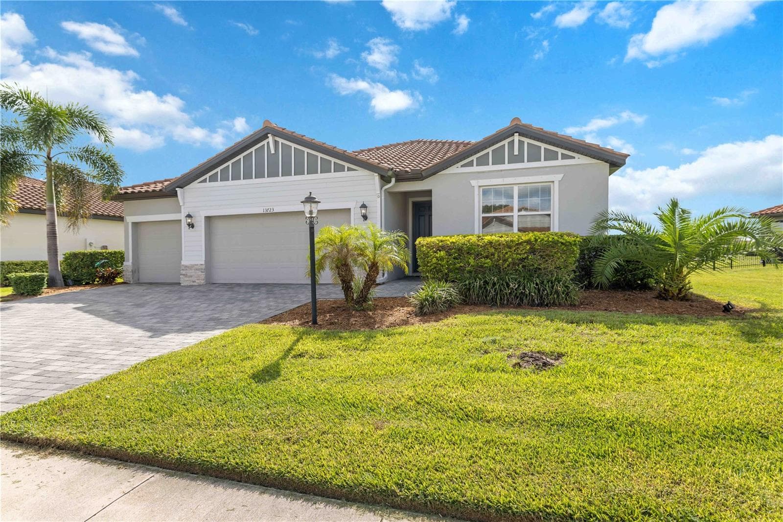 Single Family Residence at 13723 GREEN HAMMOCK PL, LAKEWOOD RANCH, photo 3 of 59