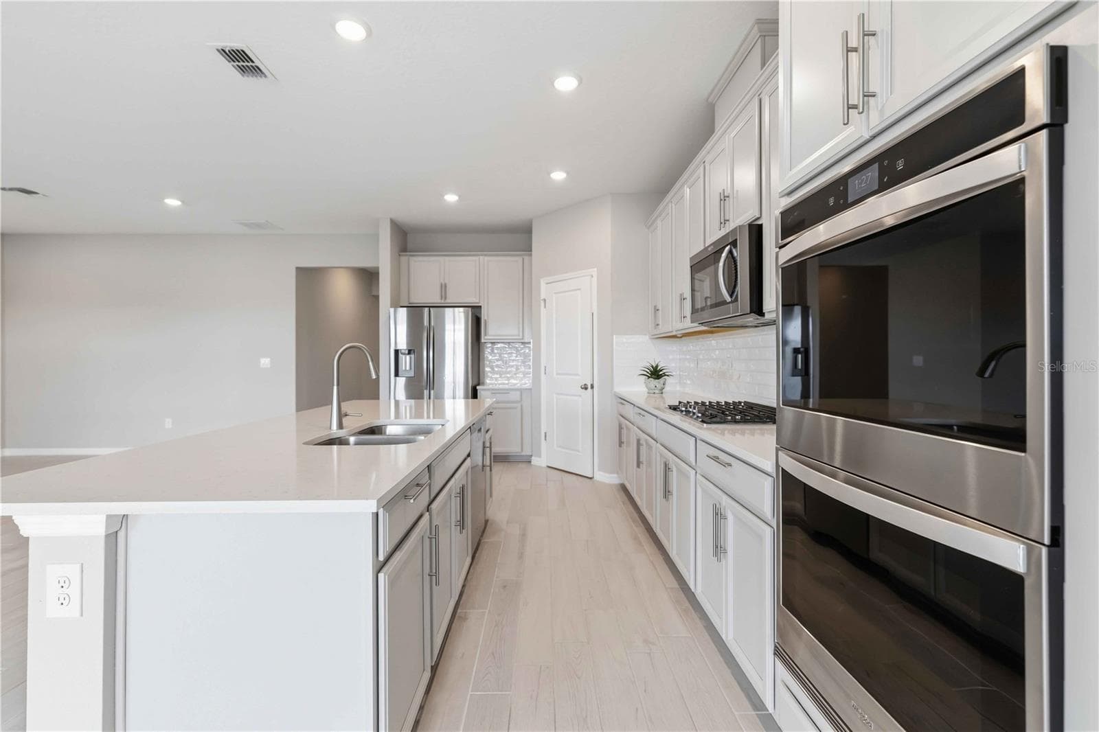 Single Family Residence at 13723 GREEN HAMMOCK PL, LAKEWOOD RANCH, photo 16 of 59