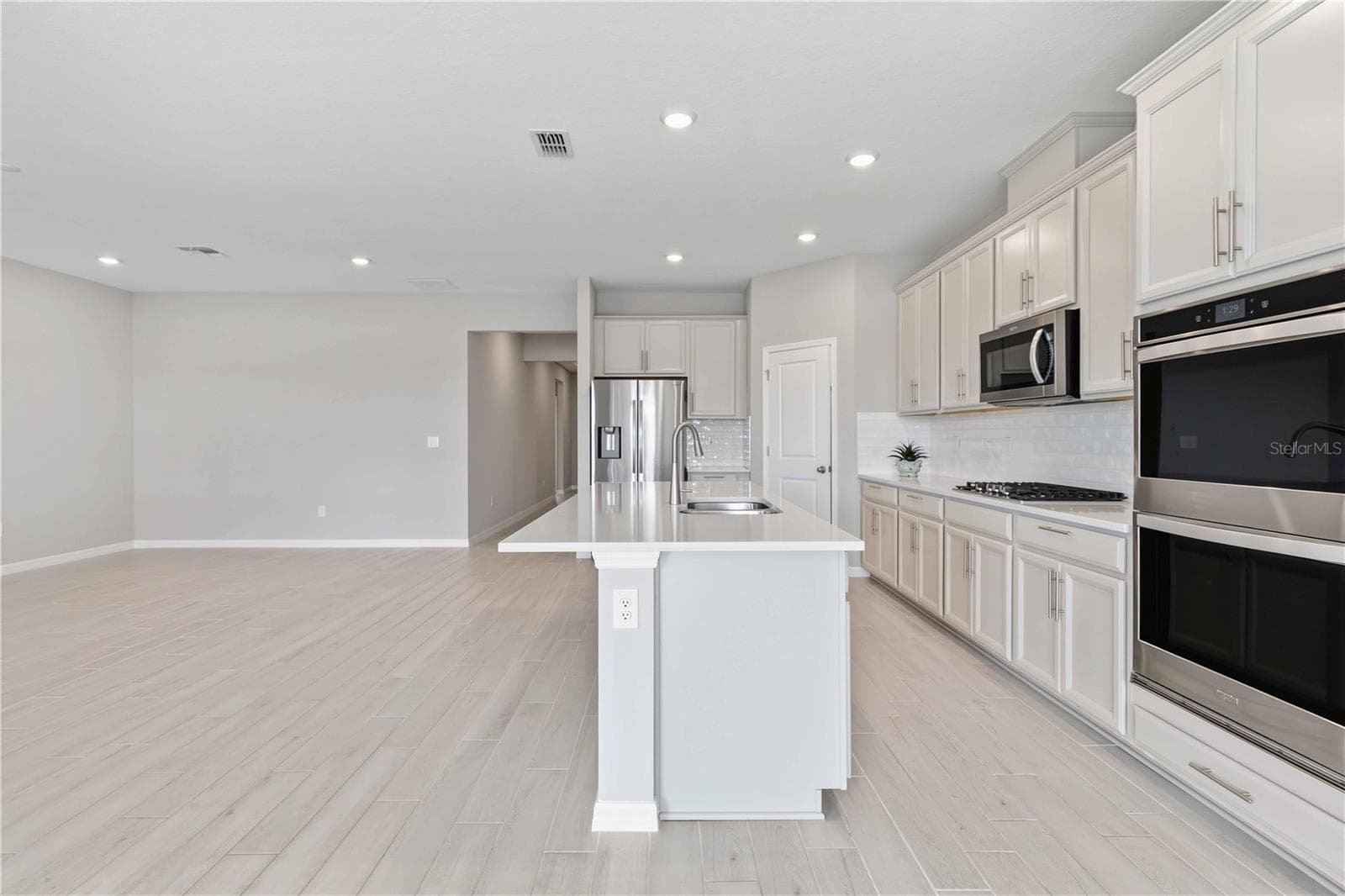Single Family Residence at 13723 GREEN HAMMOCK PL, LAKEWOOD RANCH, photo 18 of 59