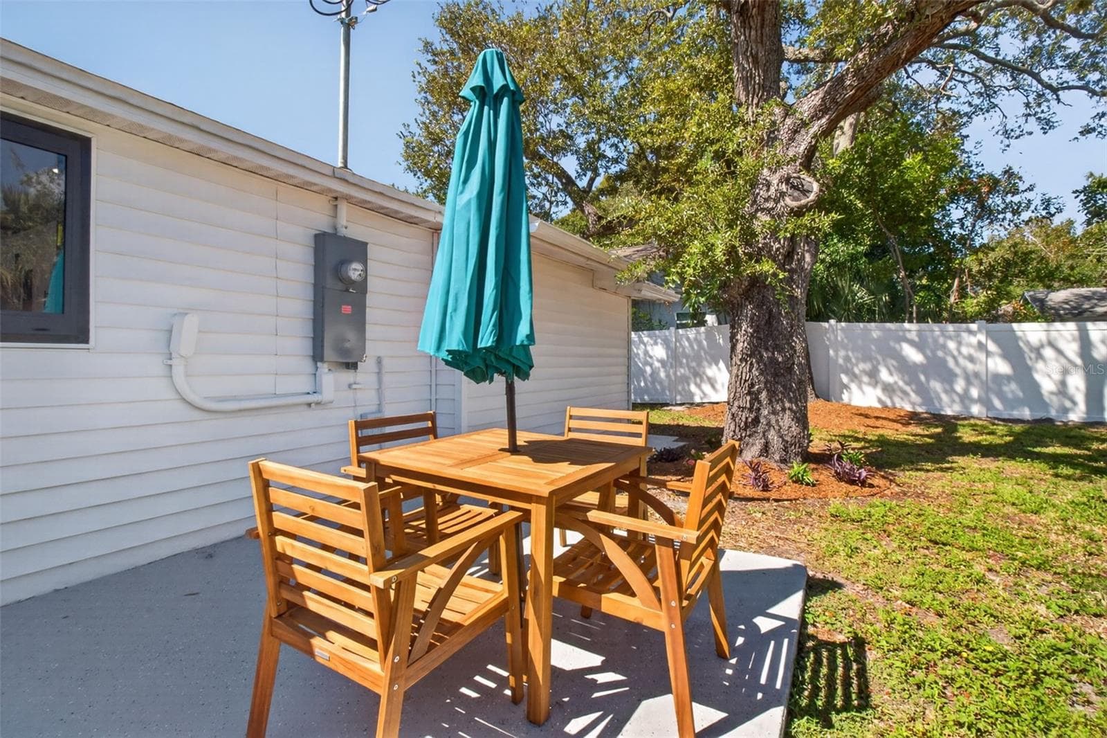 Spacious fenced yard for entertaining, pets and kids. - 711 19TH AVE S, ST PETERSBURG