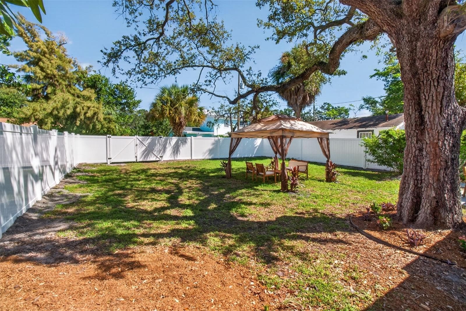 Spacious fenced yard for entertaining, pets and kids. - 711 19TH AVE S, ST PETERSBURG