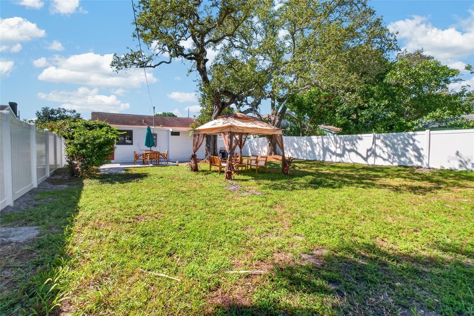 Spacious fenced yard for entertaining, pets and kids. - 711 19TH AVE S, ST PETERSBURG