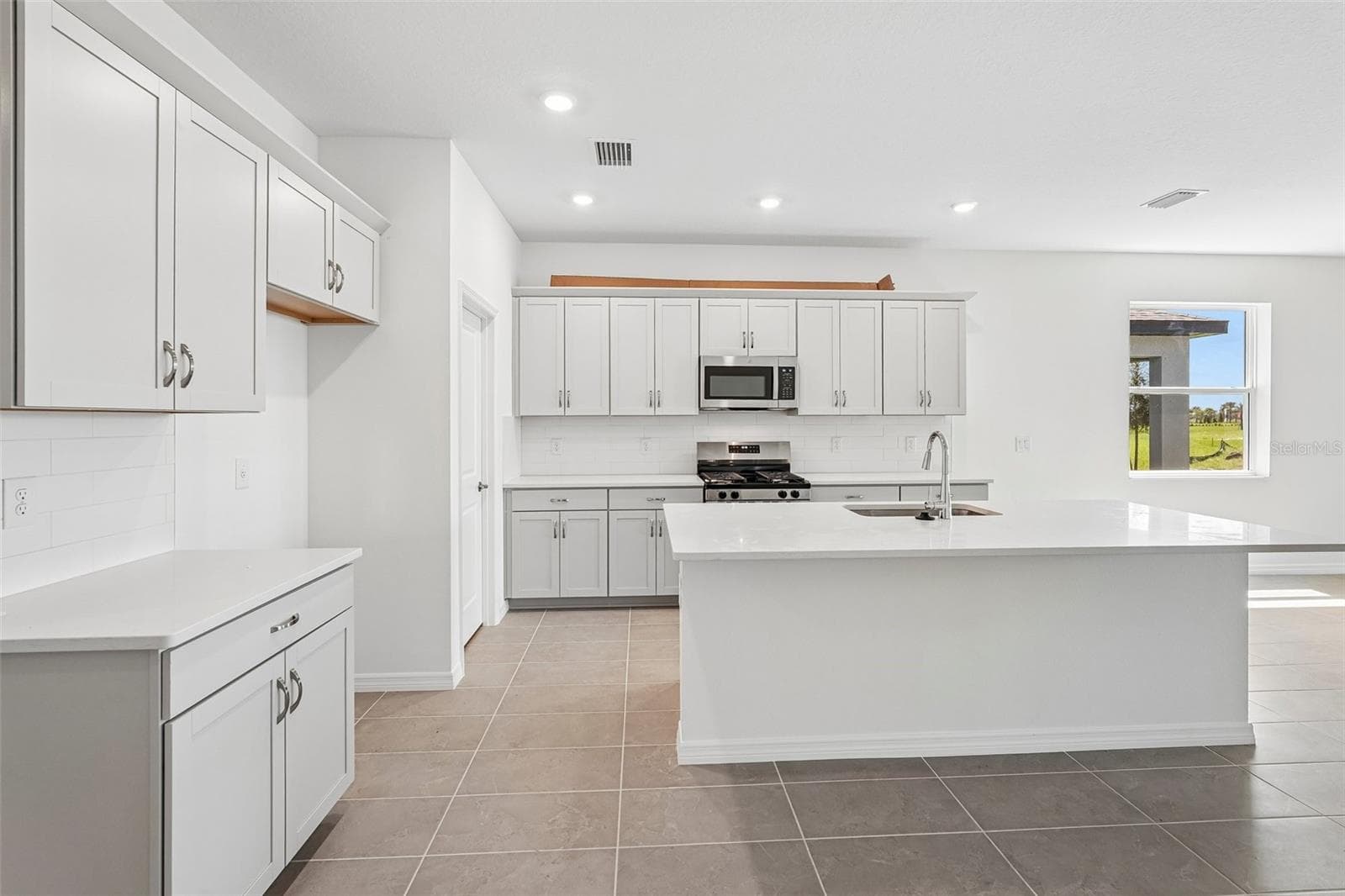Single Family Residence at 8705 CANARD CV, PALMETTO, photo 4 of 27