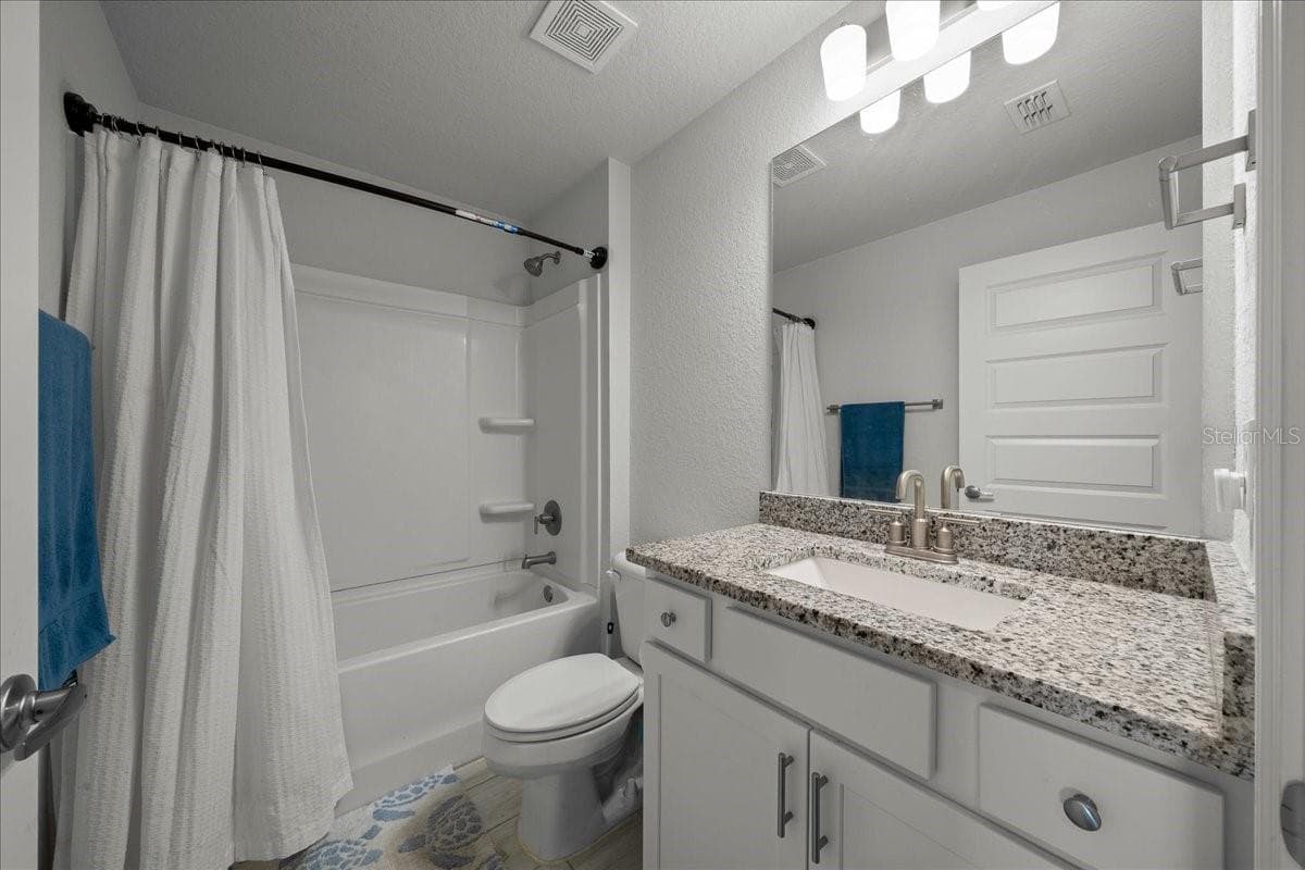 Right side bathroom - 140 NW 113TH CIR, OCALA