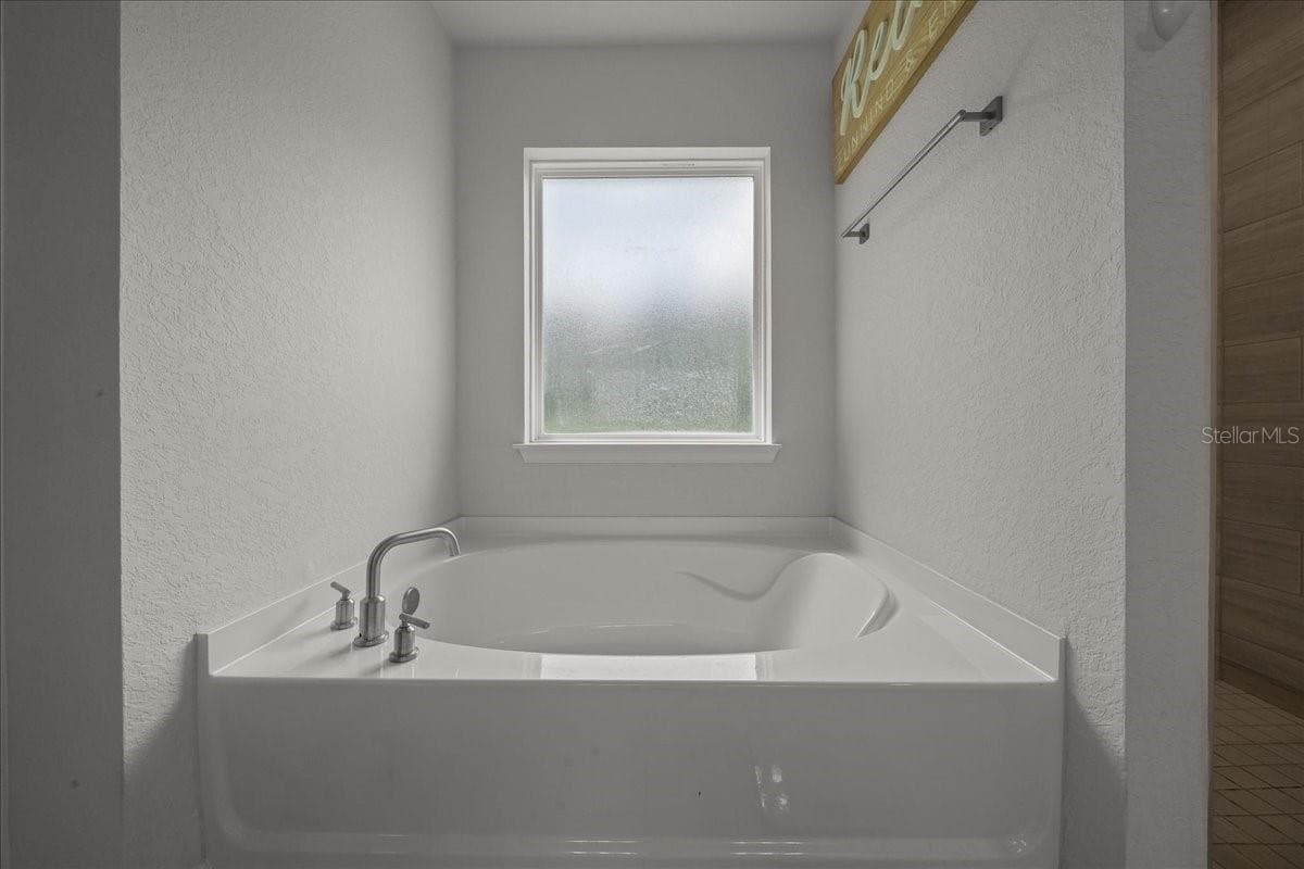 ON suit tub - 140 NW 113TH CIR, OCALA