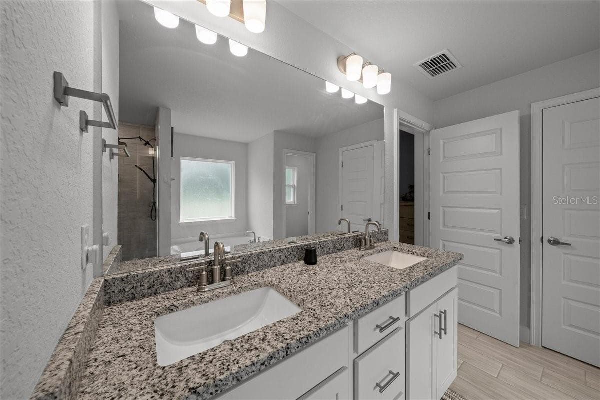 On suit bathroom - 140 NW 113TH CIR, OCALA