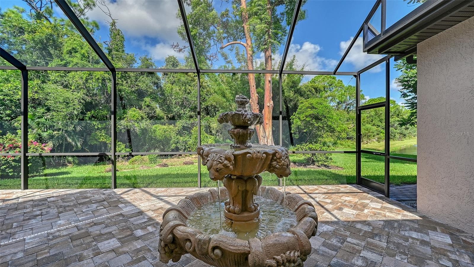 Side screen pool area with fountain. - 8866 BLOOMFIELD BLVD, SARASOTA