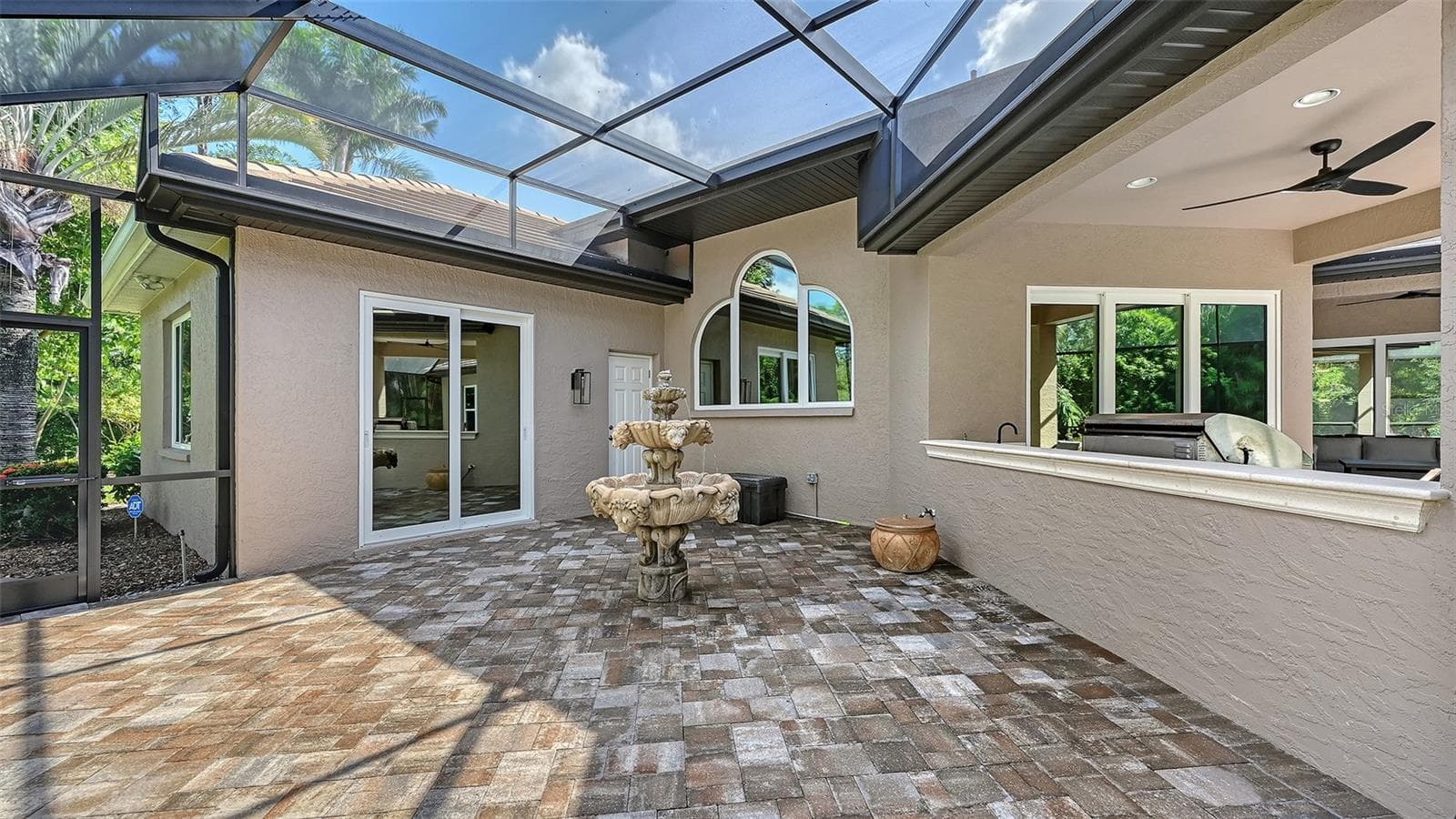 Side screen pool area with fountain. - 8866 BLOOMFIELD BLVD, SARASOTA