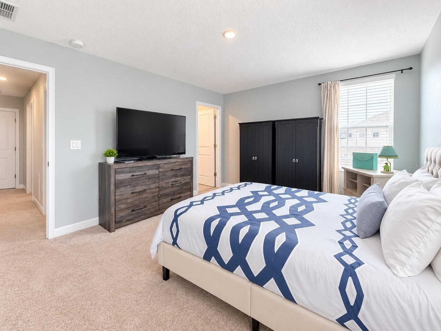 Walk in closets add ample storage space. - 1516 BUNKER DR, DAVENPORT