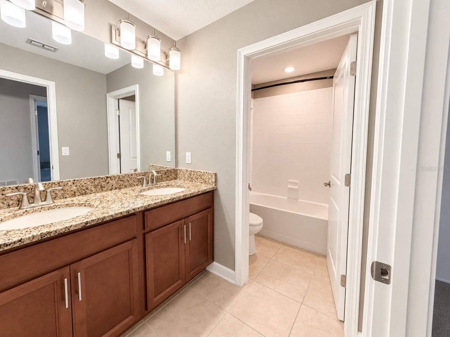 Well-appointed secondary bathroom conveniently located for bedrooms and guests. - 1516 BUNKER DR, DAVENPORT