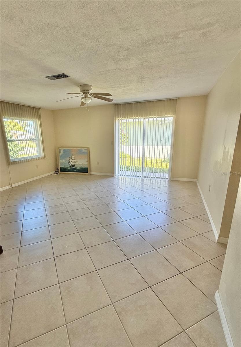 Living Room - 1036 HOPE ST, VENICE