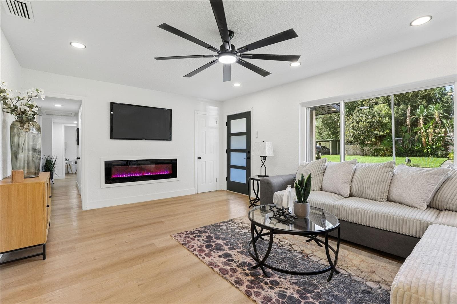 Bright open-concept living with recessed lighting and modern finishes - 1718 CAMPBELL AVE, ORLANDO