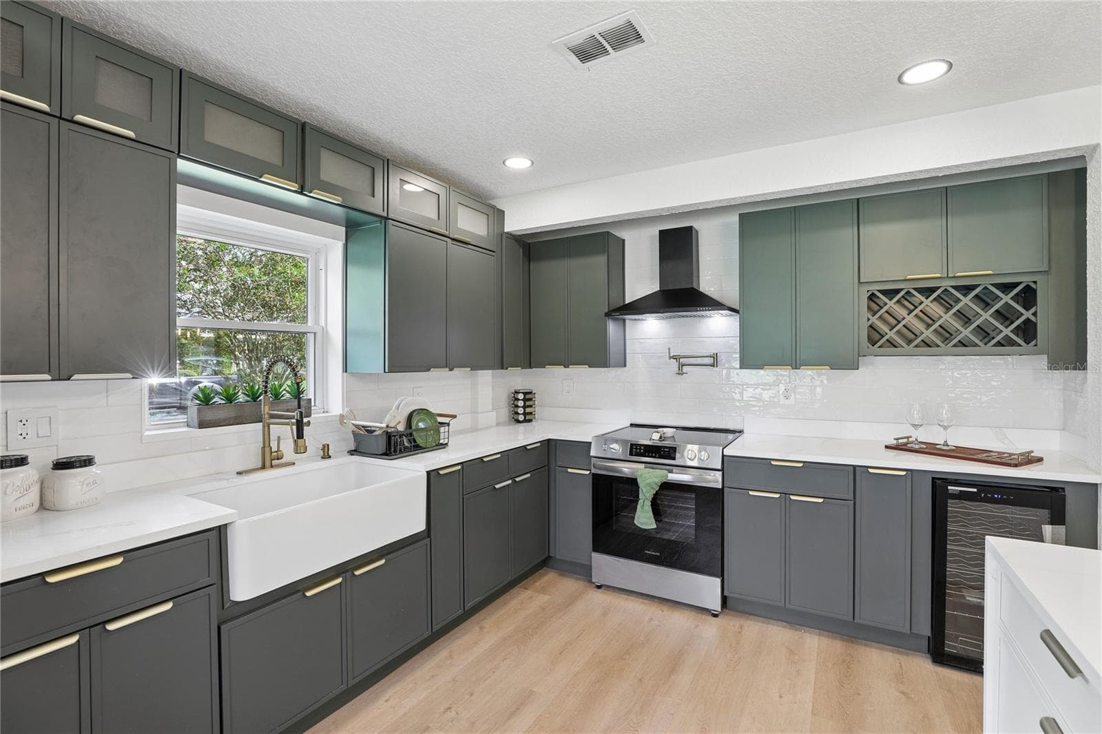 New cabinetry, quartz countertops, stylish hardware and statement finishes - 1718 CAMPBELL AVE, ORLANDO
