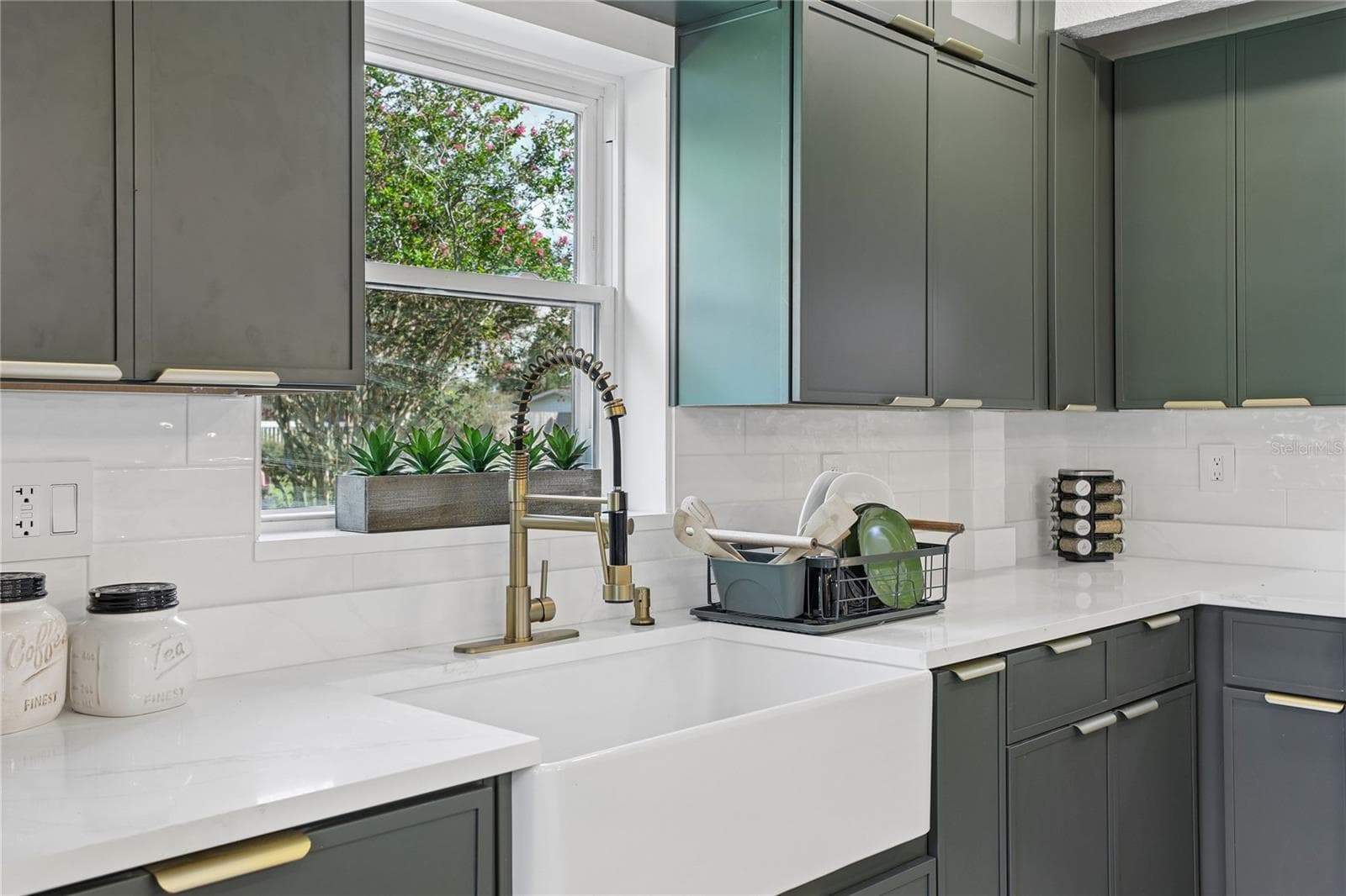 Farmhouse sink, modern faucet and thoughtful kitchen details - 1718 CAMPBELL AVE, ORLANDO