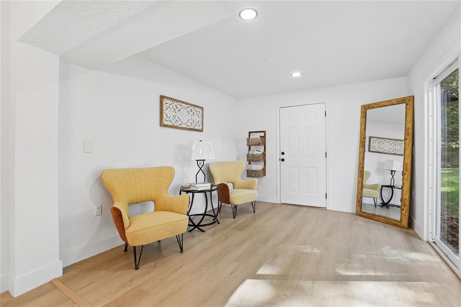 Flexible sitting area filled with natural light and backyard views - 1718 CAMPBELL AVE, ORLANDO