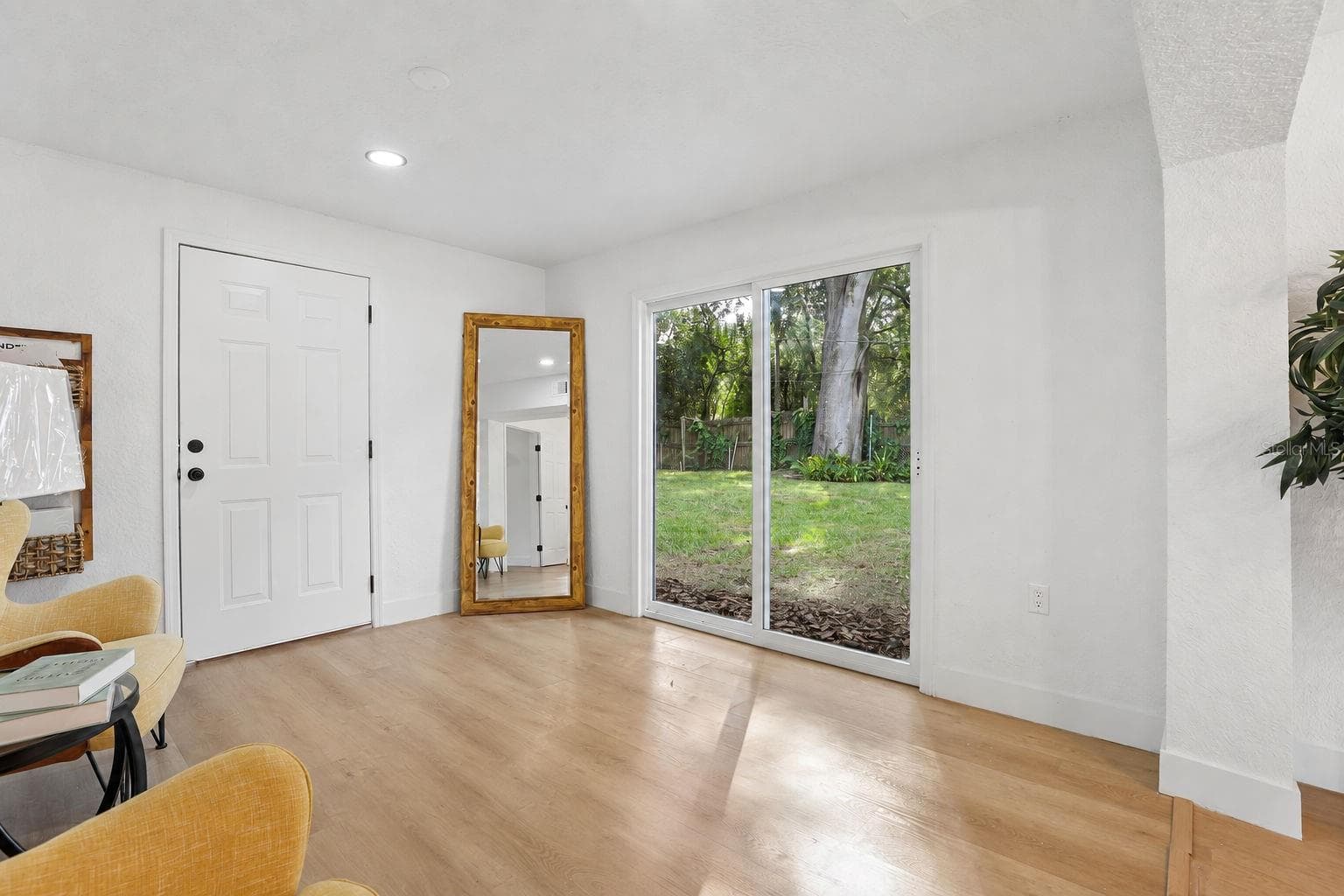 Large sliding glass doors create an easy connection to the outdoor space - 1718 CAMPBELL AVE, ORLANDO