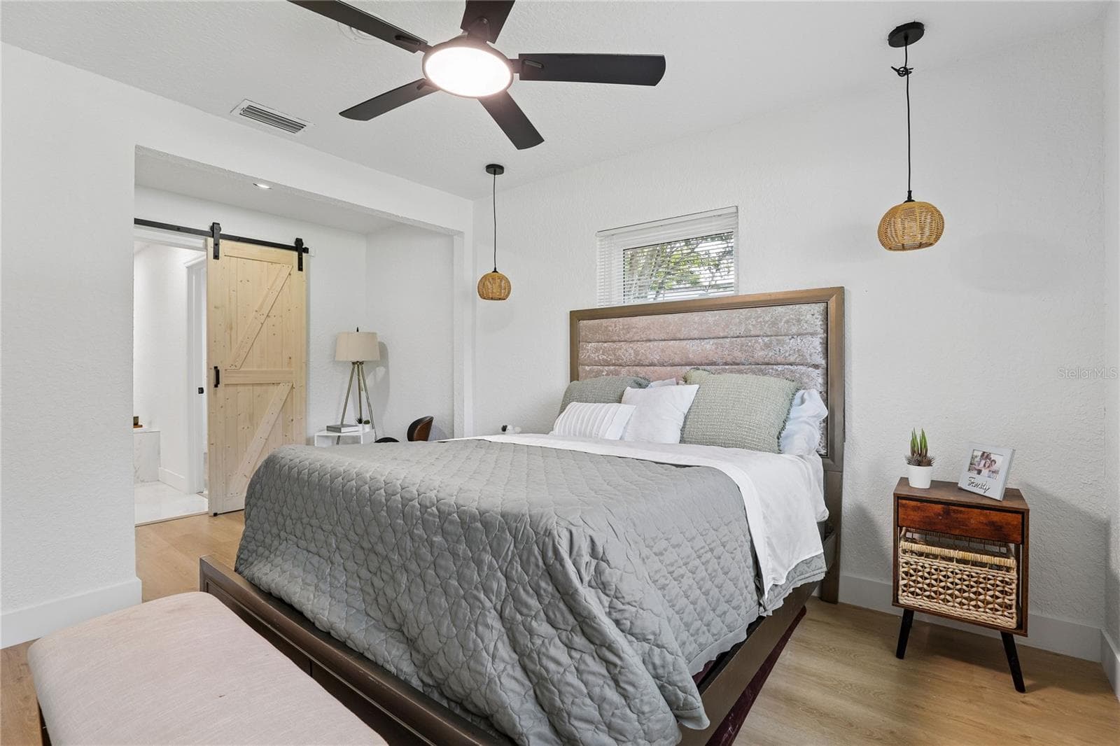 Primary suite with decorative wood details, barn door and modern lighting - 1718 CAMPBELL AVE, ORLANDO
