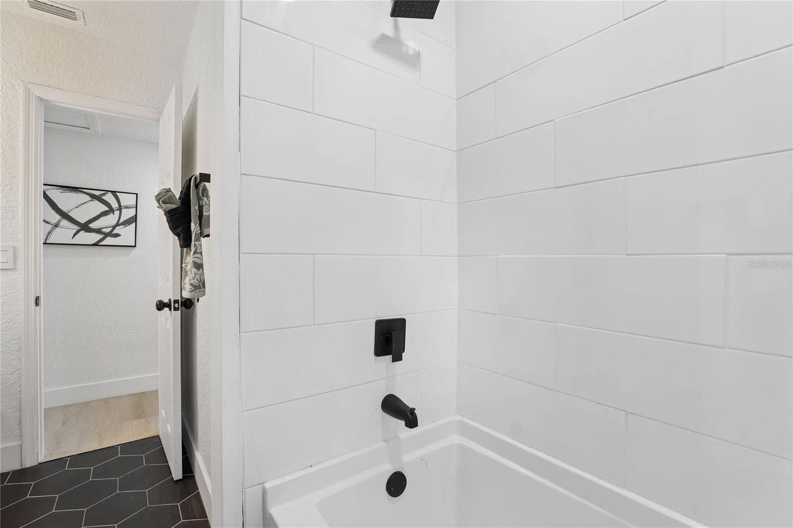 Stylish second bath with vessel sink and contemporary finishes - 1718 CAMPBELL AVE, ORLANDO
