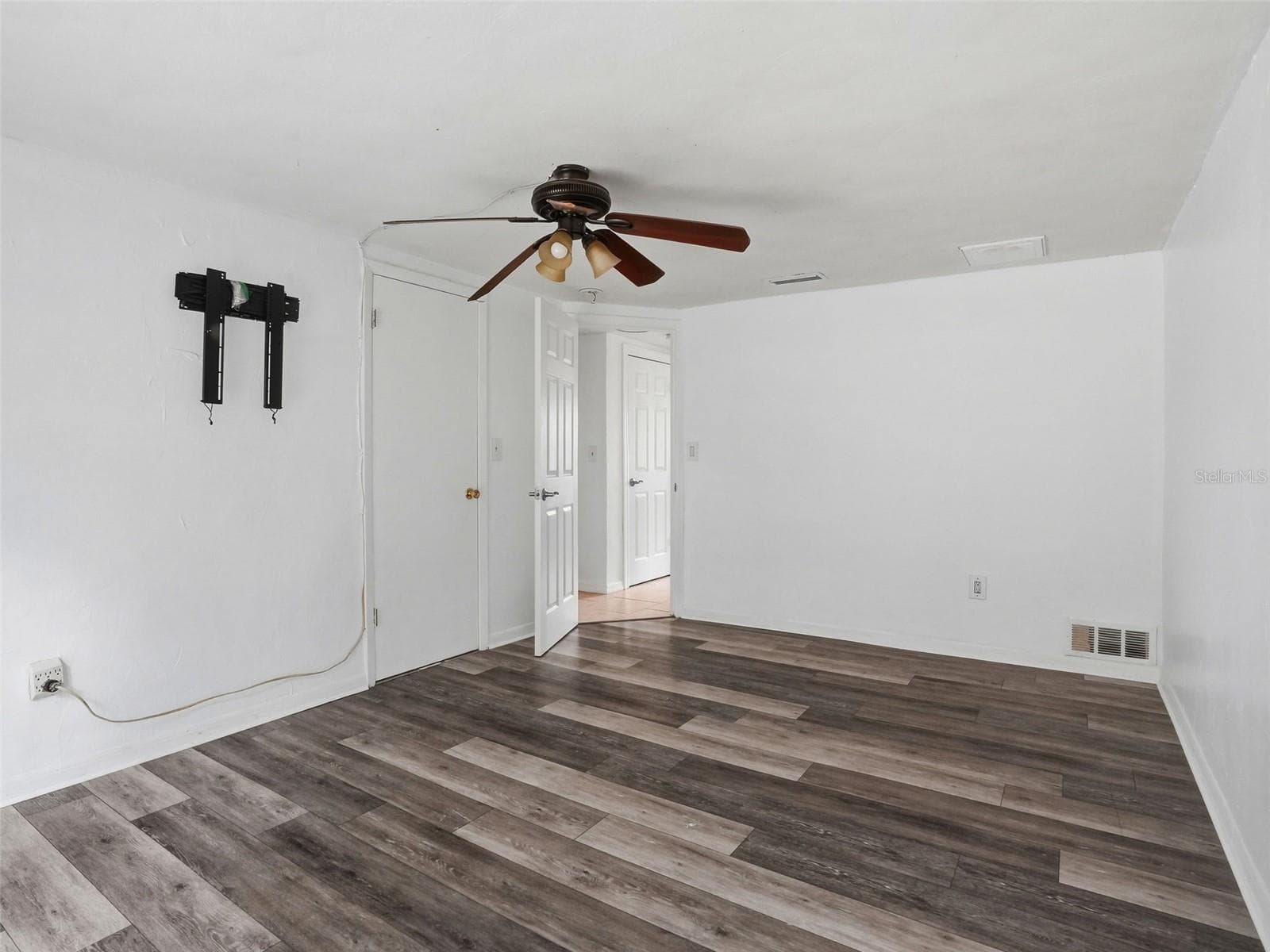 Master bedroom - 8502 ARROWHEAD DR, HUDSON