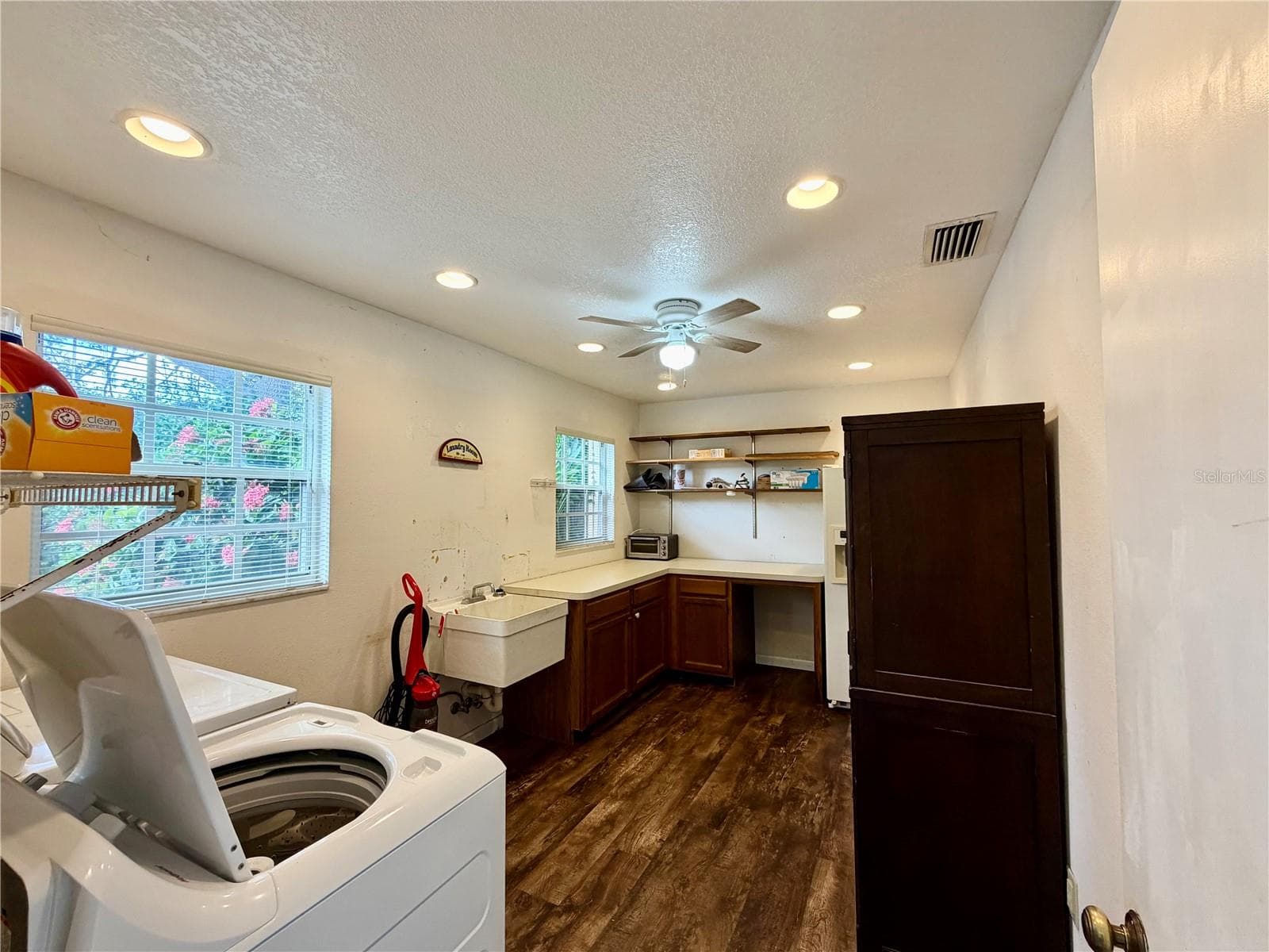 Laundry room with a utility sink makes this a bonus room - 3606 57TH AVENUE DR W, BRADENTON