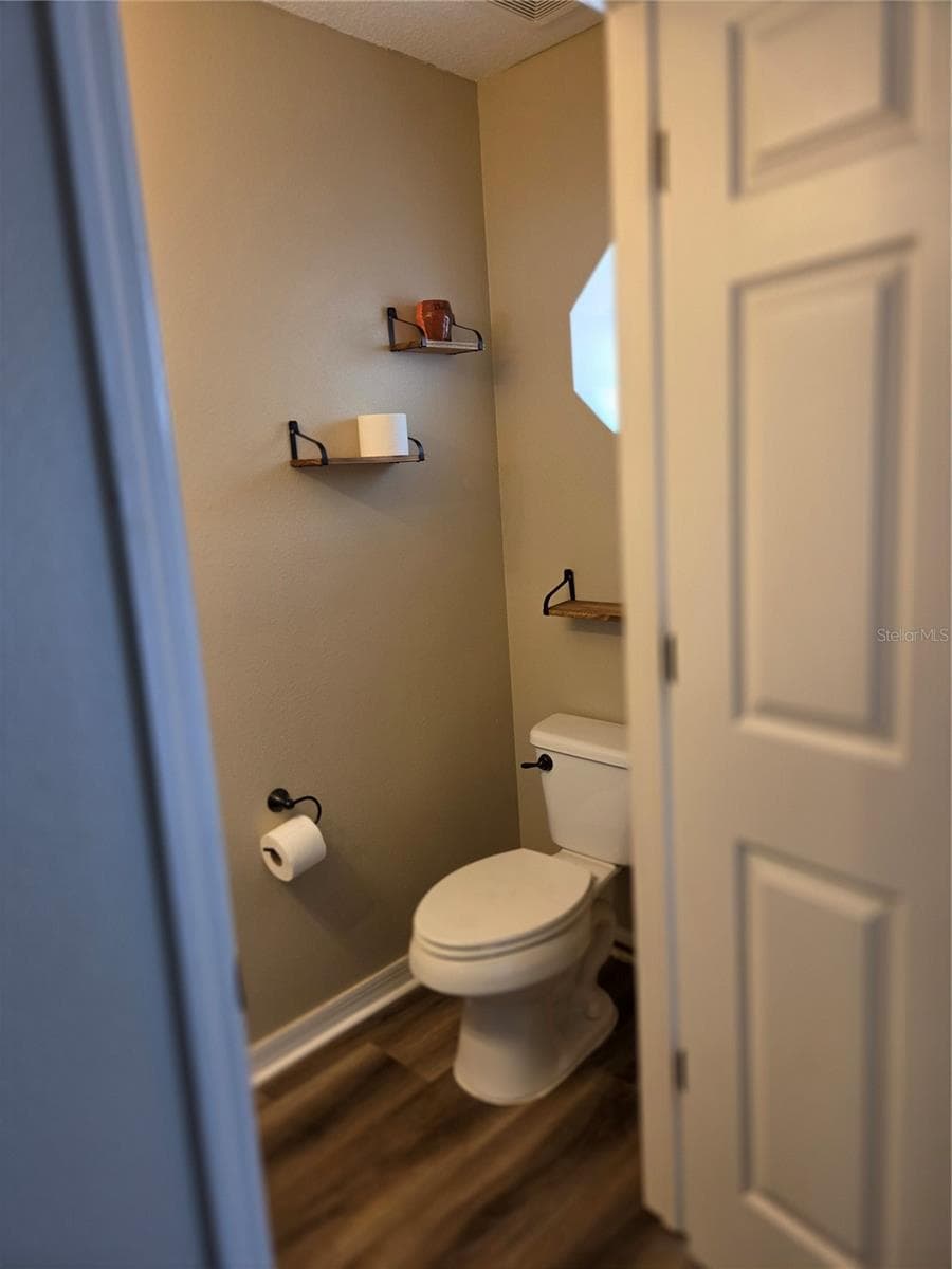 Townhouse at 9863 ASHBURN LAKE DR, TAMPA, photo 8 of 12