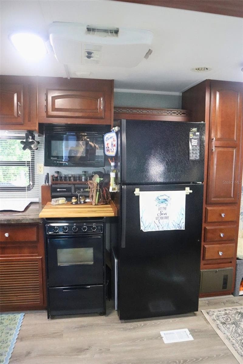 Manufactured Home at 25317 NE 140TH LN #369, SALT SPRINGS, photo 11 of 36