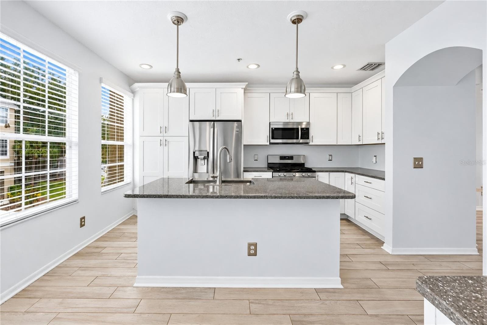 Townhouse at 3018 BAYSHORE POINTE DR, TAMPA, photo 2 of 57