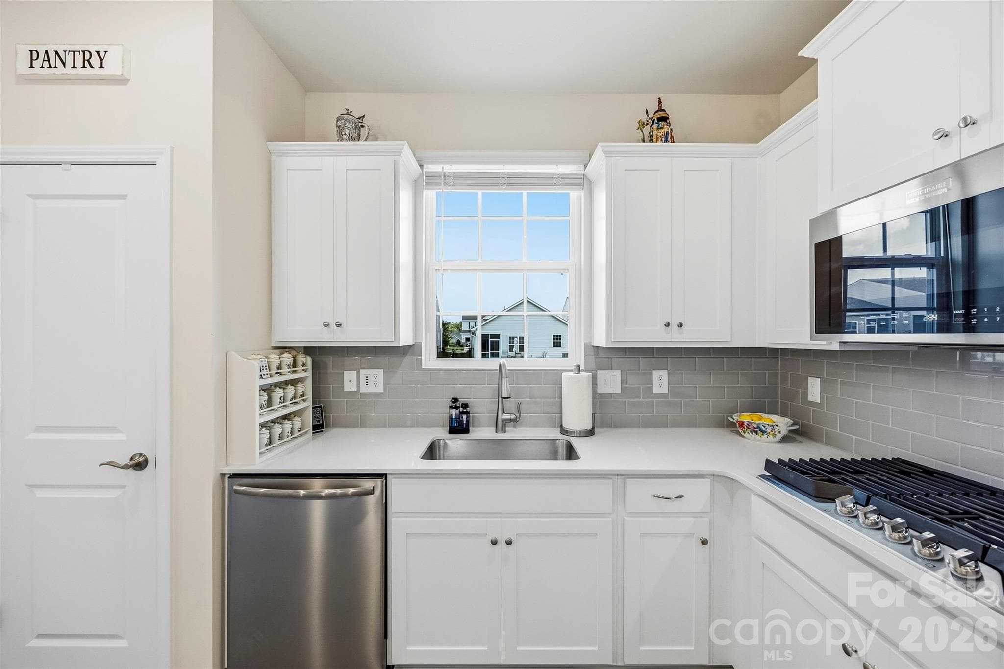 Timeless kitchen design. Gas cook top. - 1734 Otter Perch Lane, Fort Mill