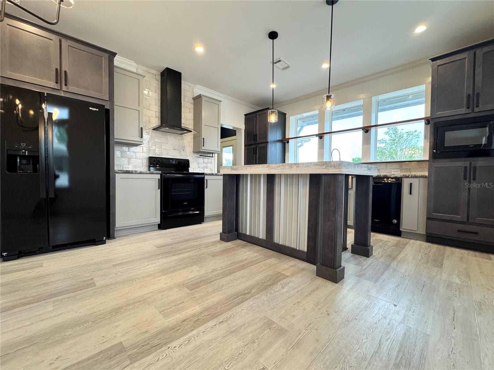 Breakfast bar at the kitchen island. - 9248 SCEPTER AVE, BROOKSVILLE