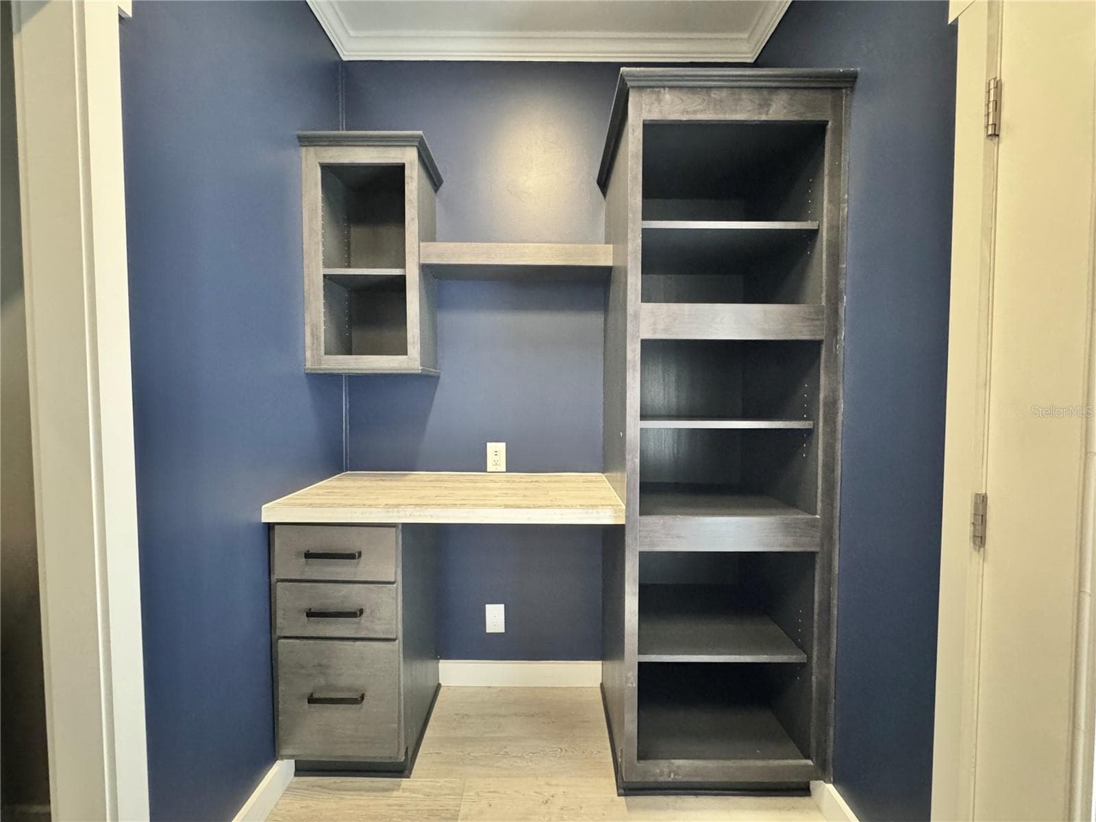 Bult-in desk and shelves in laundry room. - 9248 SCEPTER AVE, BROOKSVILLE
