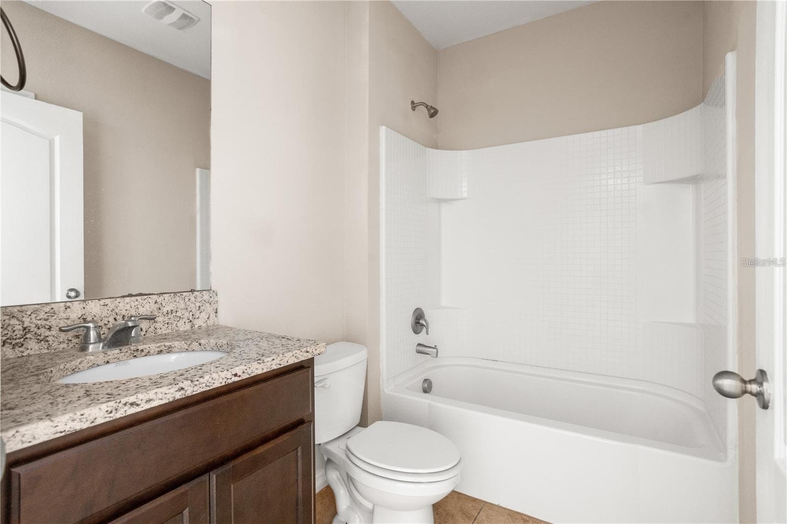 Full Bathroom w/tub/shower - 1112 FOX PATH, DAVENPORT
