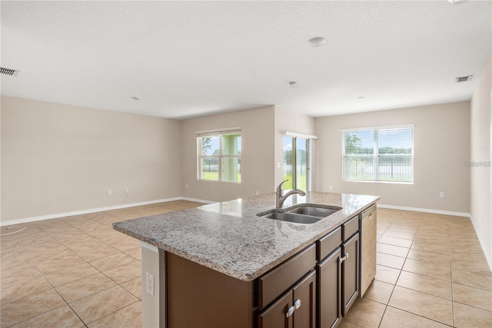 Kitchen Island with Breakfast Bar - 1112 FOX PATH, DAVENPORT