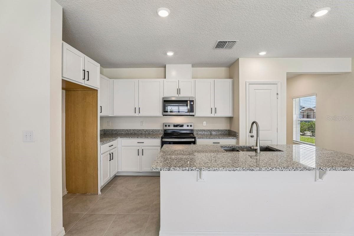 Townhouse at 647 MEADOWS EDGE PL, LAKE WALES, photo 3 of 18