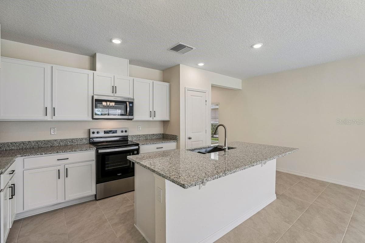 Townhouse at 647 MEADOWS EDGE PL, LAKE WALES, photo 4 of 18