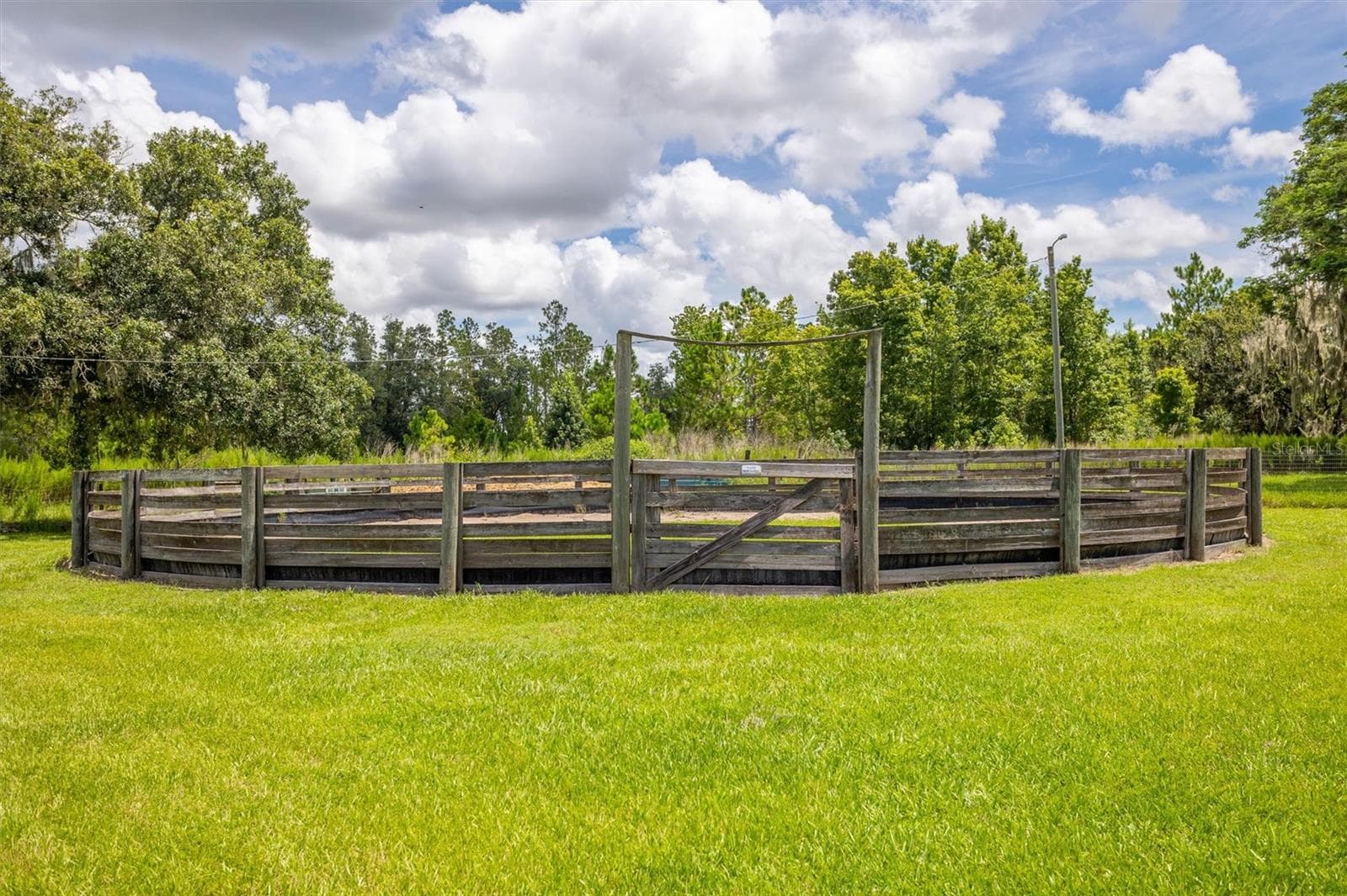 Round pen at the stables backs up to the Little Manatee River State Park - 2501 LIGHTFOOT RD, WIMAUMA
