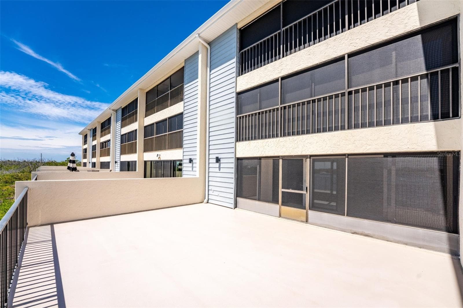Condo only has one neighbor! - 1751 BEACH RD #202, ENGLEWOOD