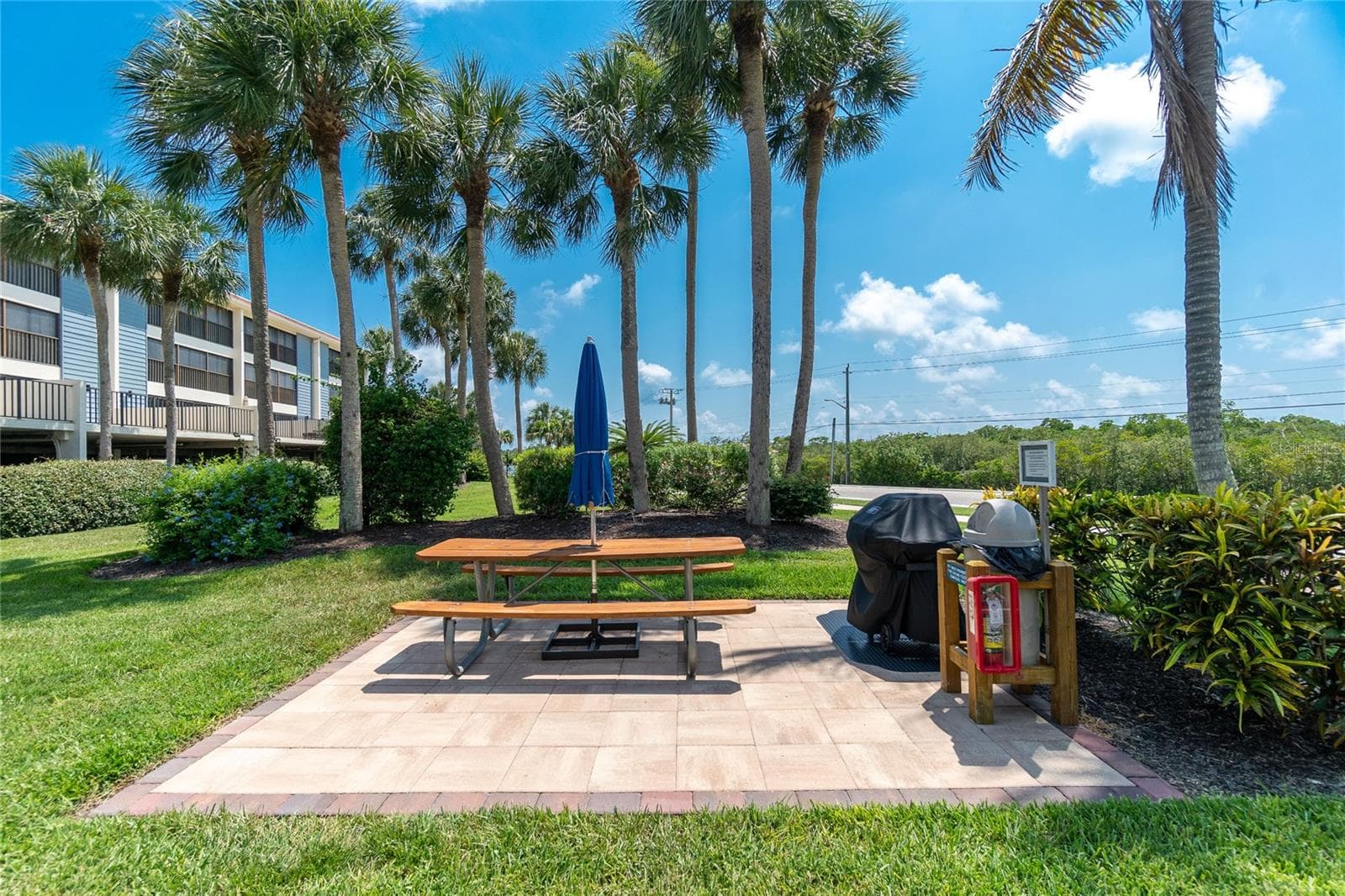 Another grill area! There are a total of fivel! - 1751 BEACH RD #202, ENGLEWOOD