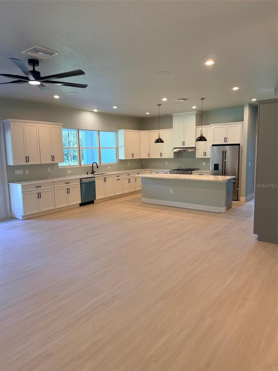chef style kitchen with 8 foot island - 1619 MAGNOLIA AVE, DELAND