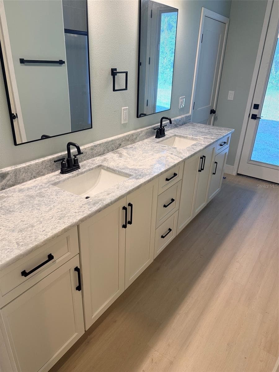pool bath with huge 2 sink vanity - 1619 MAGNOLIA AVE, DELAND